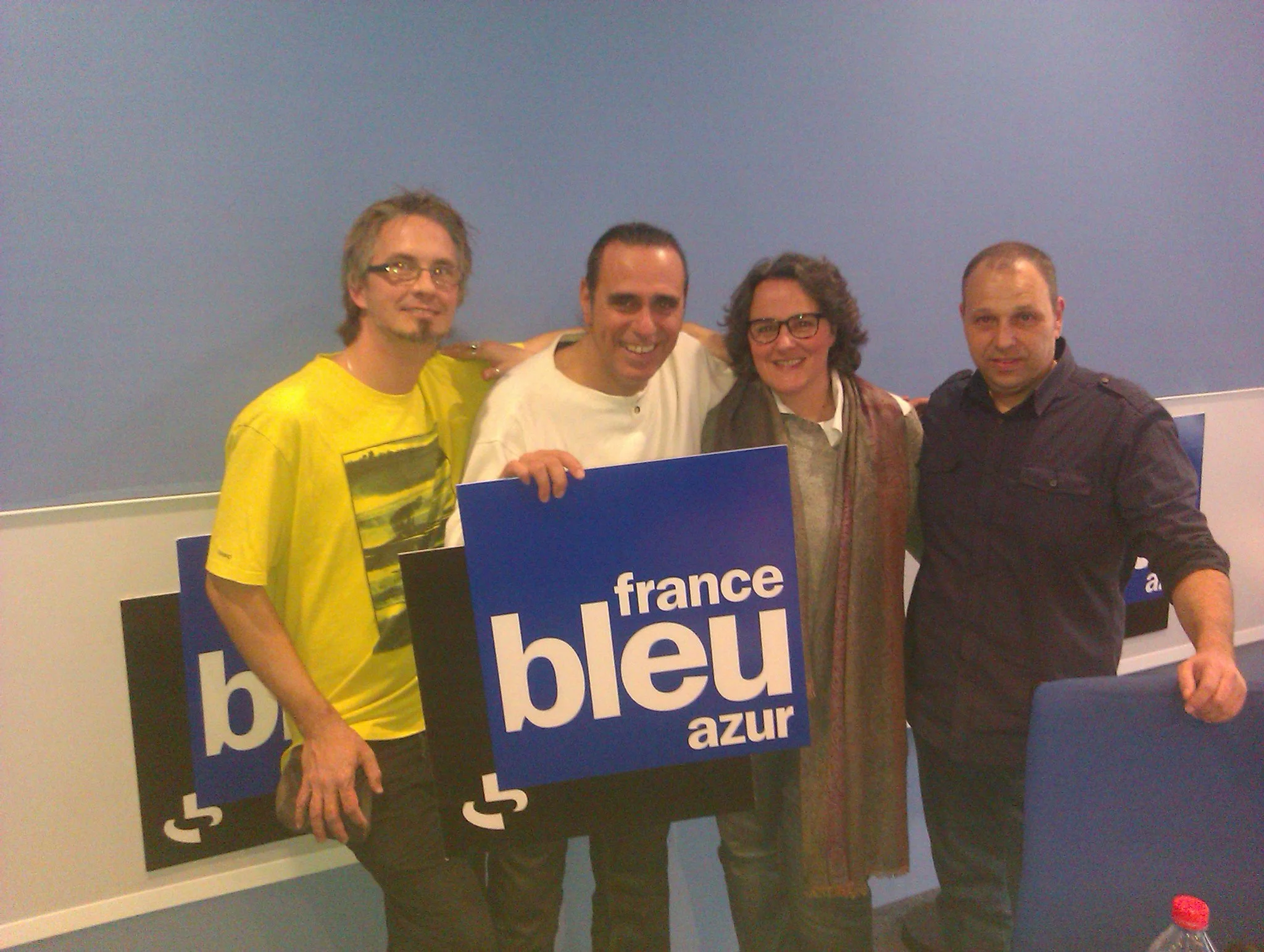 Serge Nano invité dans un studio radio — pianiste professionnel à Nice