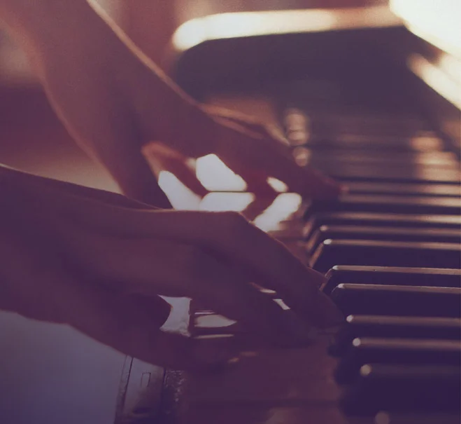 Mains jouant du piano — prestation musicale élégante par Serge Nano, pianiste professionnel à Nice